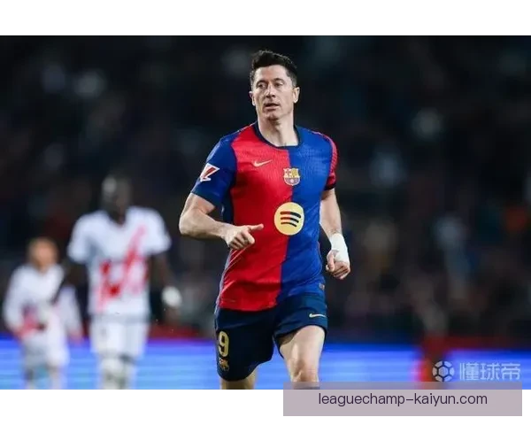 莱万多夫斯基再创辉煌，关键进球助球队逆转赢得比赛，状态回暖值得关注。